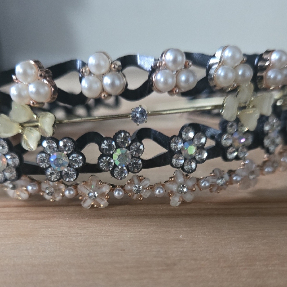 Elegant Black and Gold Pearl-Embellished Headband